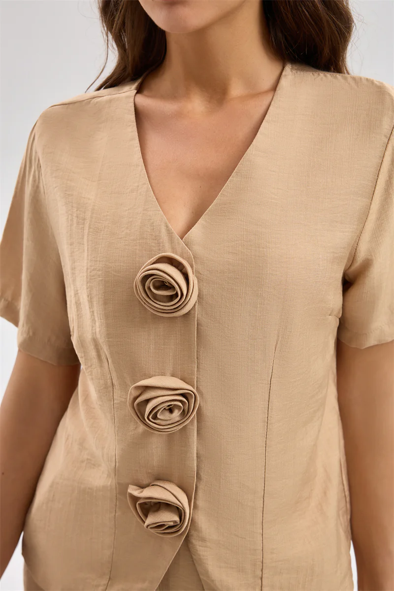 بلوزة نسائية بتفاصيل زخرفية - Image 8