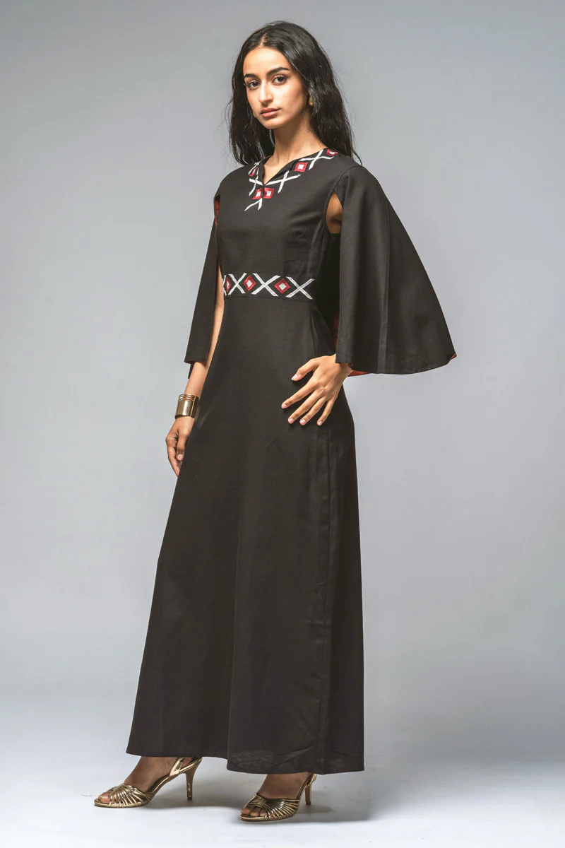 فستان ماكسي بأكمام كيب مطرّزة - Image 2