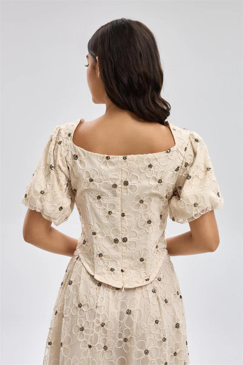 بلوزة نسائية مطرزة بأكمام قصيرة - Image 3