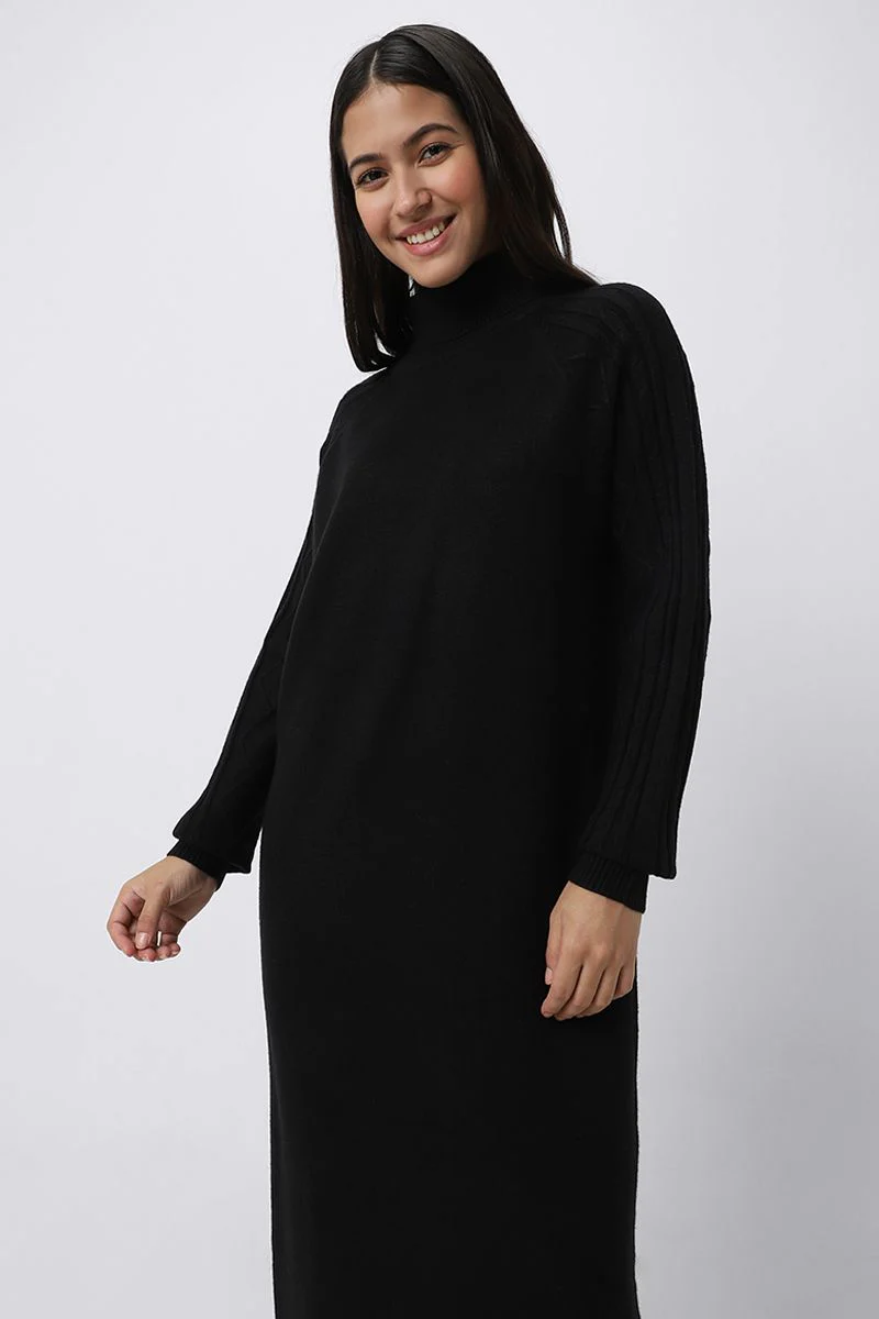 فستان نسائي طويل محبوك بياقة عالية - Image 4